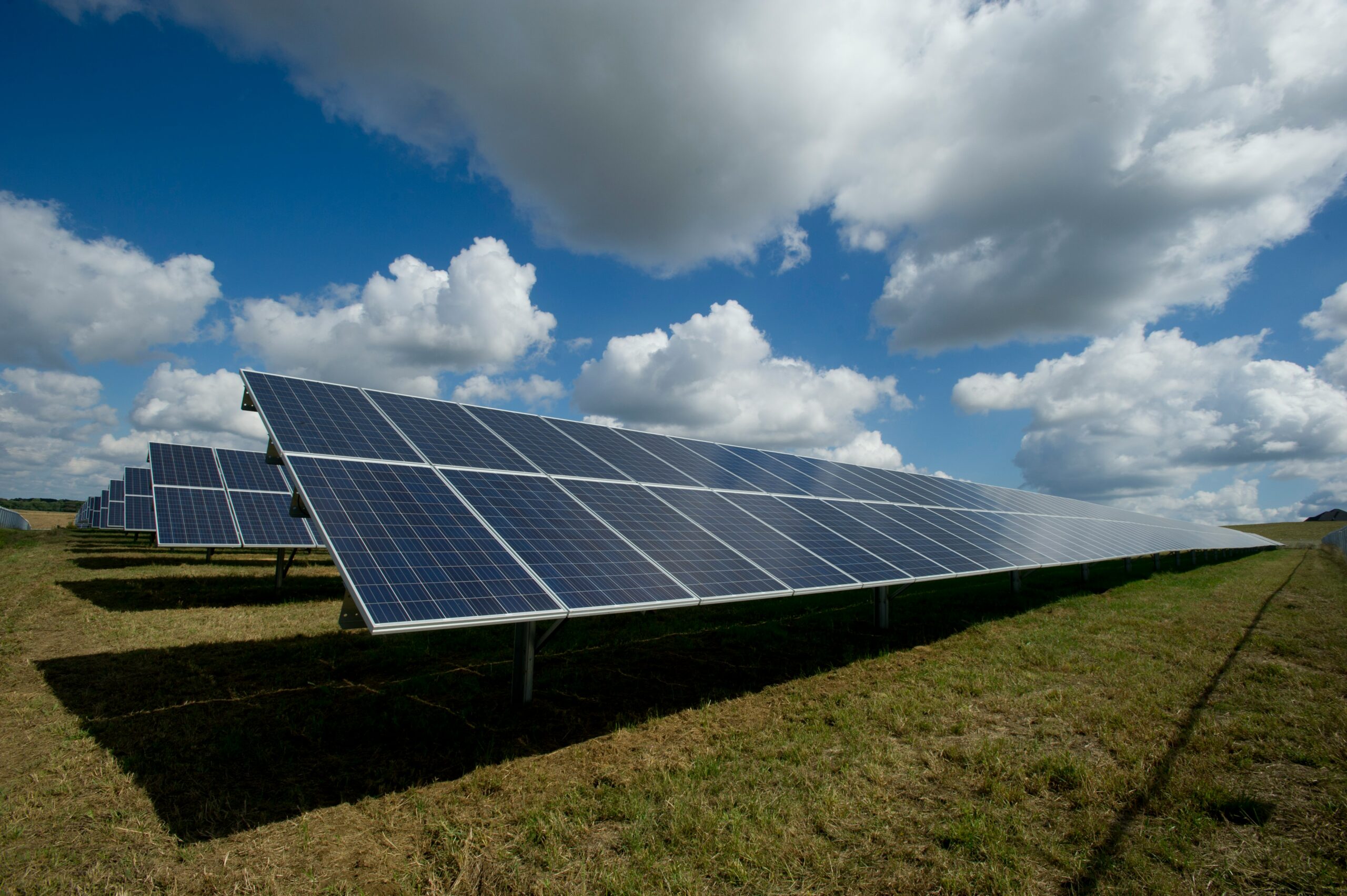 Placas solares instaladas en el tejado de una vivienda en Madrid